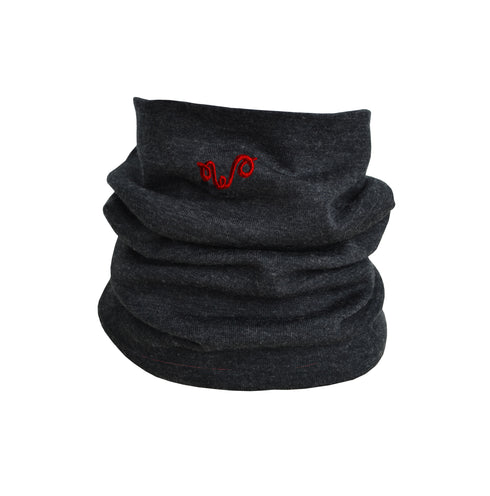 Nackenwärmer aus 100% Merinowolle in der Farbe Anthrazit mit rotem Logo